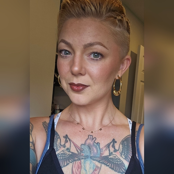 Meet your Posher, Taylor - Picture 1 of 3